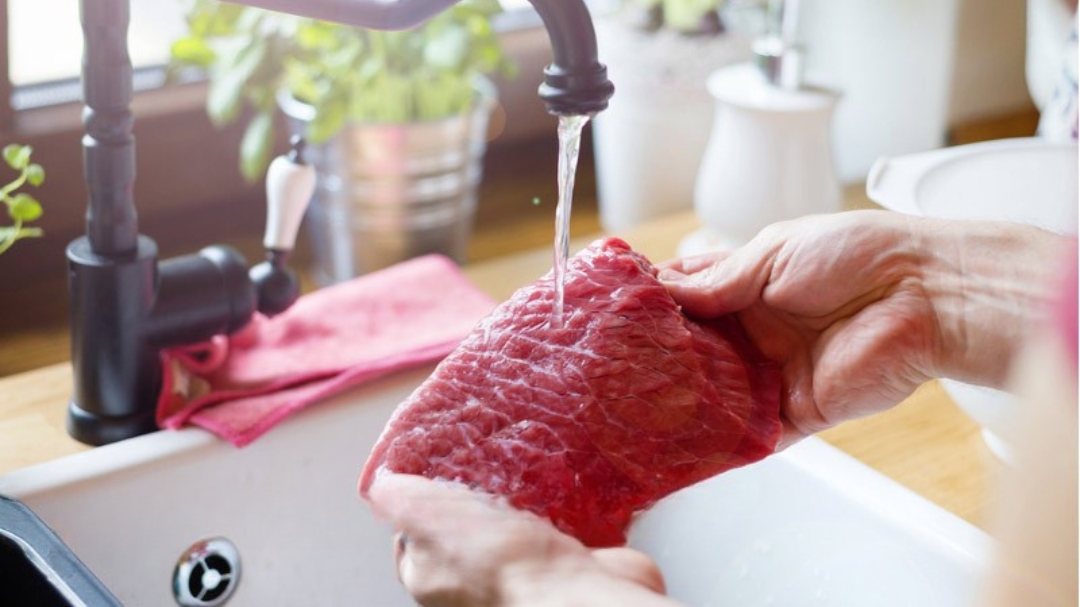 Vì sao không nên rửa thịt sống trước khi chế biến?
