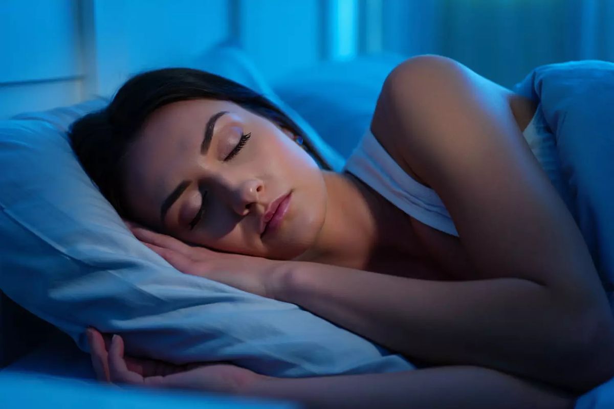 Ngủ đủ vẫn mệt? 8 thói quen ban đêm tiết lộ lý do