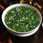 Mẹo nhỏ giúp canh rau ngót ngon chuẩn vị: Vò trước khi nấu