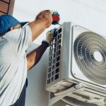 Xịt nước vào cục nóng điều hòa có gây hỏng máy?