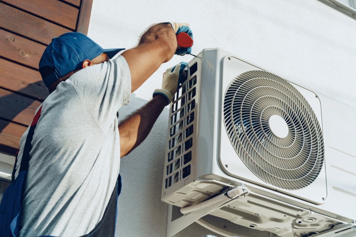 Xịt nước vào cục nóng điều hòa có gây hỏng máy?