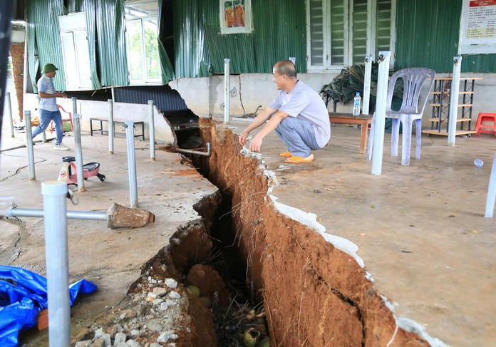 Xuất hiện thêm nhiều vết nứt 'khủng' trên quốc lộ 14