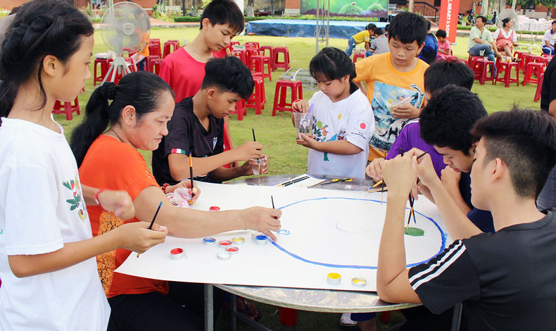 Cùng bạn trẻ các làng SOS bảo vệ môi trường