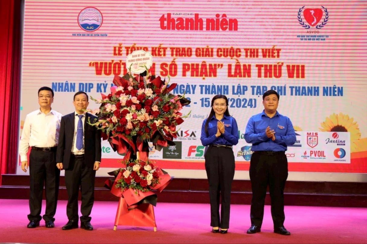 Gần 1.000 tác phẩm tôn vinh những tấm gương 