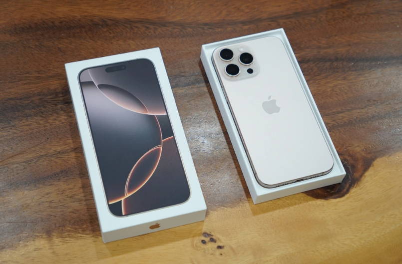 Giá iPhone 16 Pro Max màu titan sa mạc giảm sâu