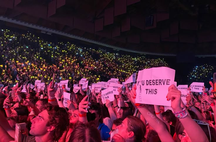 Người đẹp đi concert cần tránh những loại trang phục nào?