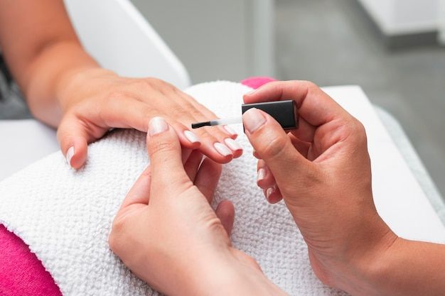 Sơn móng tay quá nhiều – Đẹp thì có, hại thì không ít
