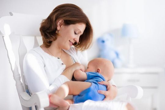 Sữa mẹ về ít phải làm sao? Áp dụng ngay 7 mẹo giúp mẹ cải thiện nguồn sữa tự nhiên