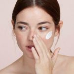 Trang điểm mùa hè: Làm sao để mặt không đổ dầu, nền không xuống tông?