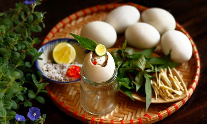 Lý do trứng vịt lộn luôn ăn kèm rau răm: Thói quen dân gian có cơ sở khoa học