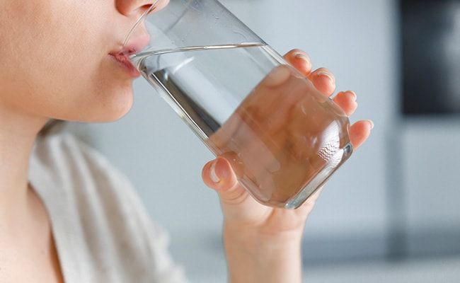 Mùa hè nên uống nước thế nào? Bí quyết theo độ tuổi để tránh mất nước và kiệt sức