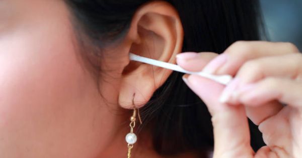 Nguy hiểm tiềm ẩn từ thói quen dùng tăm bông ngoáy tai mà nhiều người vẫn lầm tưởng là tốt