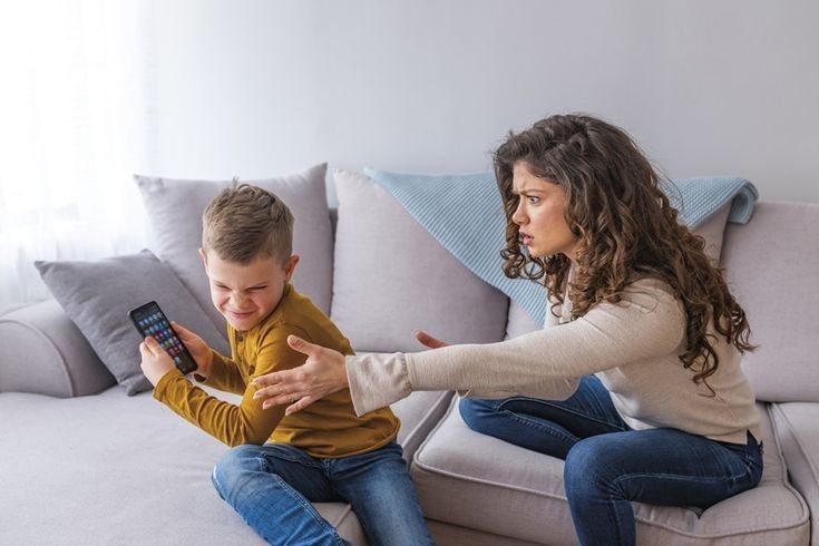 Khi con lễ phép với người lạ nhưng vô lễ với cha mẹ: Nguyên nhân và cách khắc phục