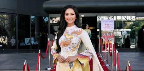 H'Hen Niê – Vẻ đẹp của thiên chức và bản lĩnh trên sàn catwalk