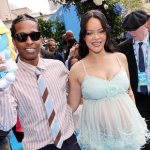 Rihanna và phong cách “below-the-bump”: Biểu tượng thời trang tiếp tục khuấy đảo sân khấu bầu bí