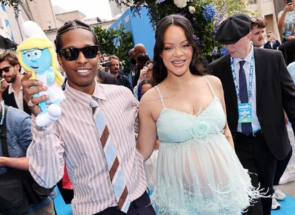Rihanna và phong cách “below-the-bump”: Biểu tượng thời trang tiếp tục khuấy đảo sân khấu bầu bí