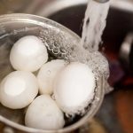 Bí quyết luộc trứng dễ bóc vỏ, lòng đỏ đẹp mắt