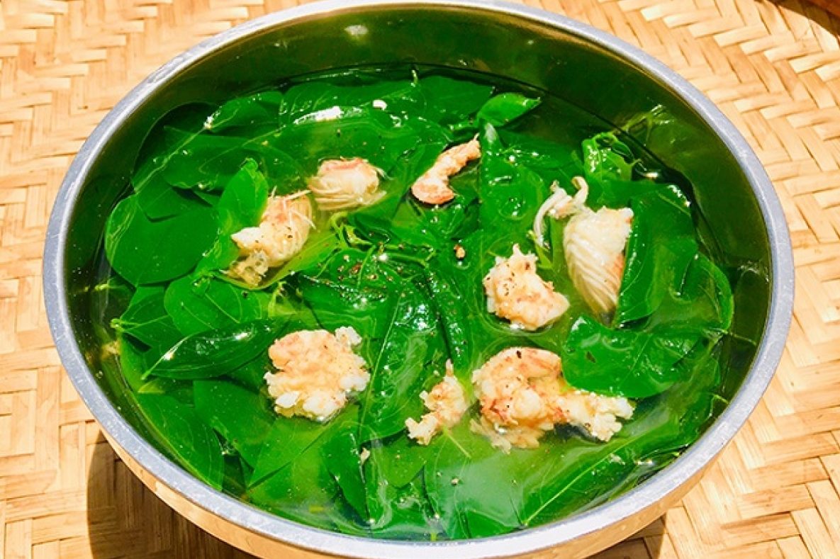 Mẹo nấu ăn: Vò rau ngót giúp canh ngọt, bớt hăng và giữ màu xanh