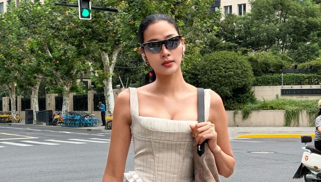 Hoàng Thùy khoe phong cách đời thường tối giản mà sang trọng trên phố Thượng Hải