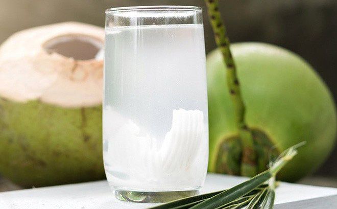Tưởng tốt nhưng hóa ra không phải! Sự thật về việc uống nước dừa mỗi ngày