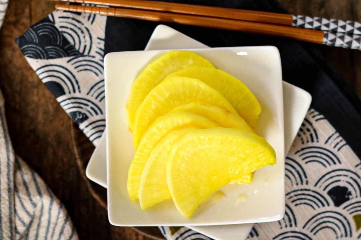 Tự làm củ cải vàng chua ngọt tại nhà – ngon chẳng kém ngoài tiệm Hàn