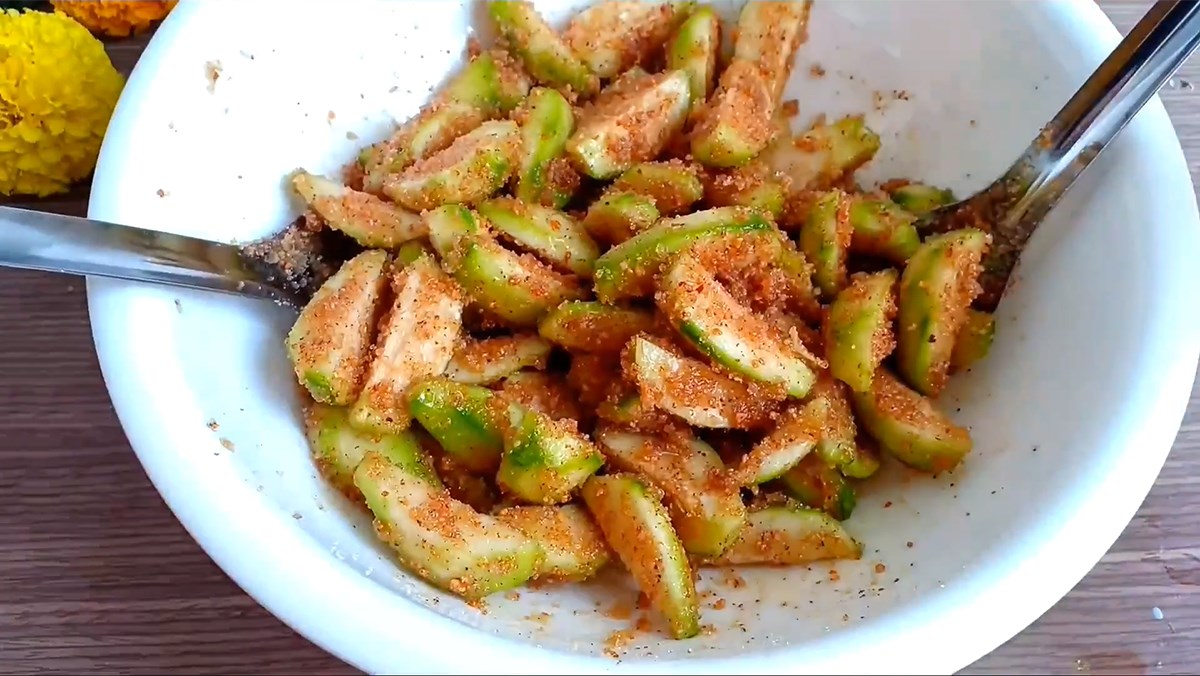 Cóc lắc muối ớt – món ăn vặt chua cay, giòn rụm khó cưỡng