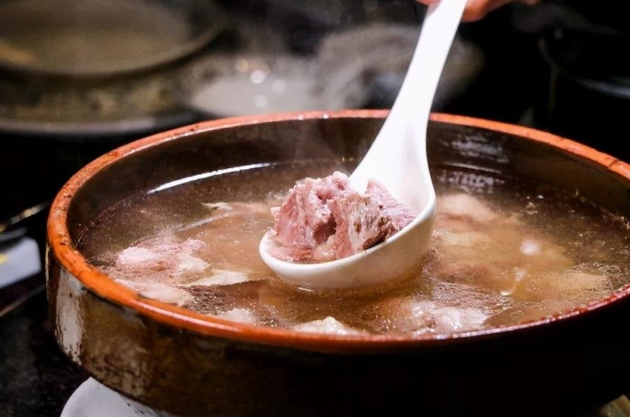 Hầm xương bao lâu là ngon? Sai lầm nhiều người mắc khiến nước dùng đục và đắng