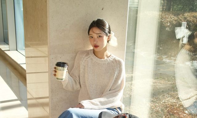 Từ công sở đến dạo phố: Áo len mỏng “cân đẹp” mọi phong cách mùa lạnh