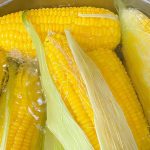 Thêm muối khi luộc ngô – mẹo nhỏ tạo nên bắp ngô dẻo ngọt hoàn hảo