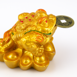 Đặt cóc ngậm tiền ở đâu trên bàn thờ Thần Tài để hút lộc, chiêu tài hiệu quả nhất?