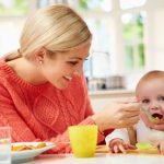 Chuyên gia cảnh báo: Cho trẻ ăn dặm quá sớm có thể gây tổn thương dạ dày