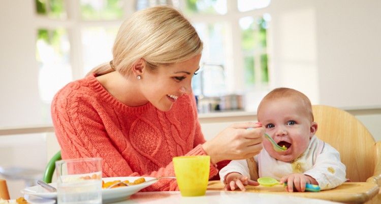 Chuyên gia cảnh báo: Cho trẻ ăn dặm quá sớm có thể gây tổn thương dạ dày