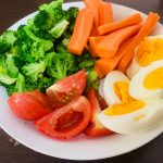 Vì sao nên ăn trứng và rau xanh vào buổi sáng?