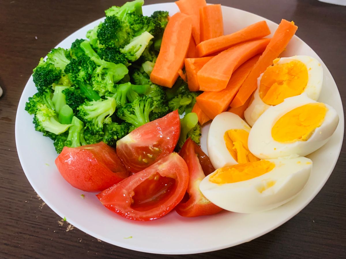 Vì sao nên ăn trứng và rau xanh vào buổi sáng?