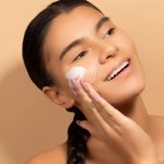 Mùa hanh khô: Đừng để làn da lão hóa chỉ vì chủ quan bỏ kem chống nắng