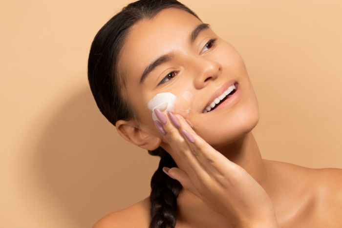 Mùa hanh khô: Đừng để làn da lão hóa chỉ vì chủ quan bỏ kem chống nắng