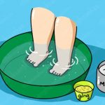 Giữ ấm tay chân cho trẻ mùa lạnh: Khi nào nên, khi nào không nên ngâm nước ấm?