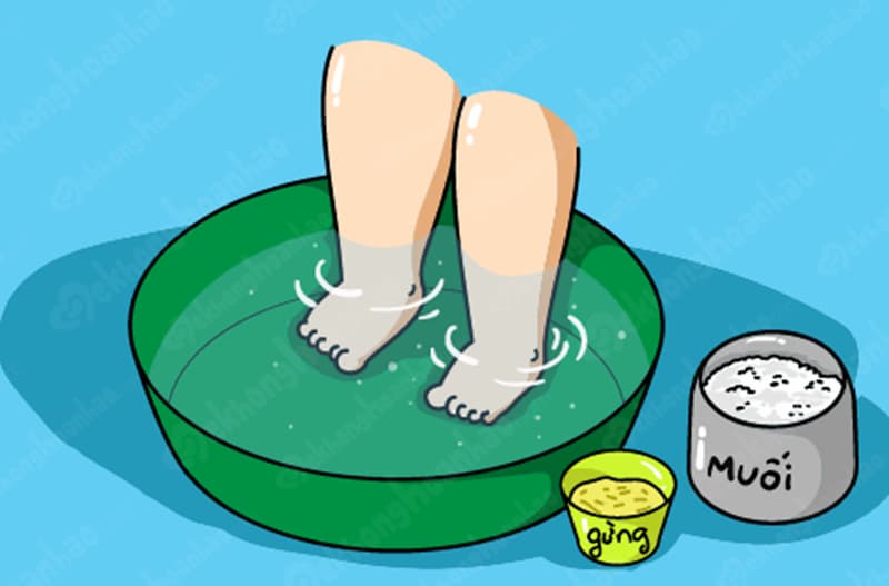 Giữ ấm tay chân cho trẻ mùa lạnh: Khi nào nên, khi nào không nên ngâm nước ấm?