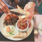 Ăn sáng đúng cách: 4 lựa chọn nhẹ bụng, giàu protein dành cho tuổi già