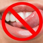 Thói quen liếm môi mùa đông: Sai lầm khiến môi nứt nẻ nặng hơn