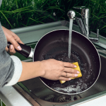 Rửa chảo chống dính khi còn nóng: Thói quen khiến chảo nhanh hỏng
