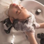 Gội đầu đúng cách: Bí quyết để tóc luôn dày mượt, bồng bềnh