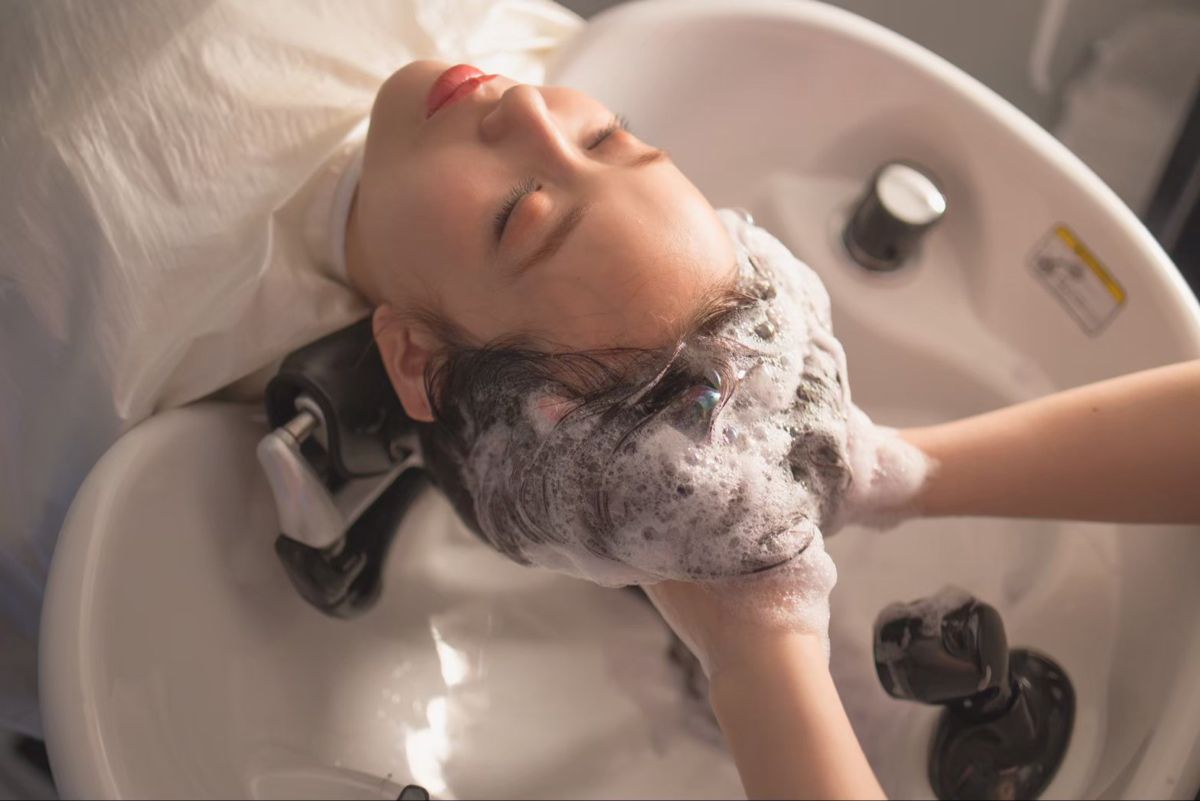Gội đầu đúng cách: Bí quyết để tóc luôn dày mượt, bồng bềnh