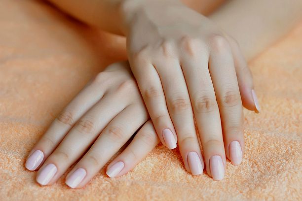 Móng tay khô gãy? Hãy thử ngay những cách chăm sóc sau