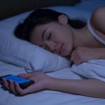 Chuyên gia khuyến cáo không nên đặt điện thoại cạnh giường khi ngủ