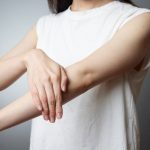 Vì sao nhiều người gặp tình trạng thâm ở đầu gối, khuỷu tay?