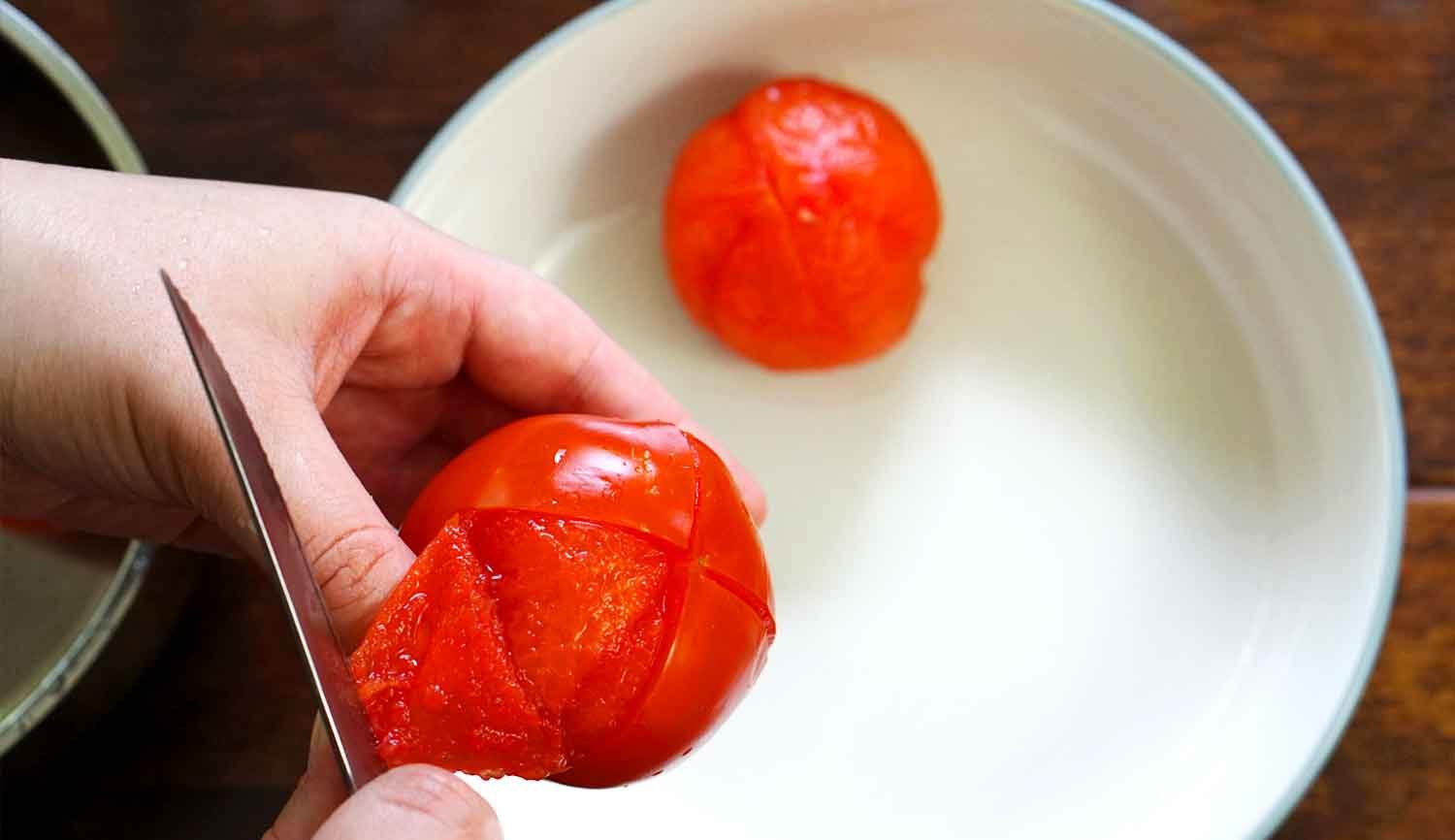 Mẹo bóc vỏ cà chua trong chưa đến một phút