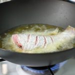 Rán cá trước khi nấu canh: Cần thiết hay không?