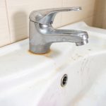 Vòi nước bị xỉn màu vì cặn vôi: cách làm sạch hiệu quả tại nhà