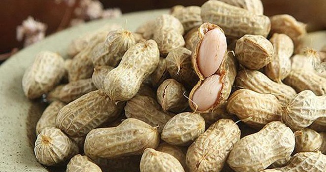 Vì sao không nên ăn lạc khi uống bia rượu?